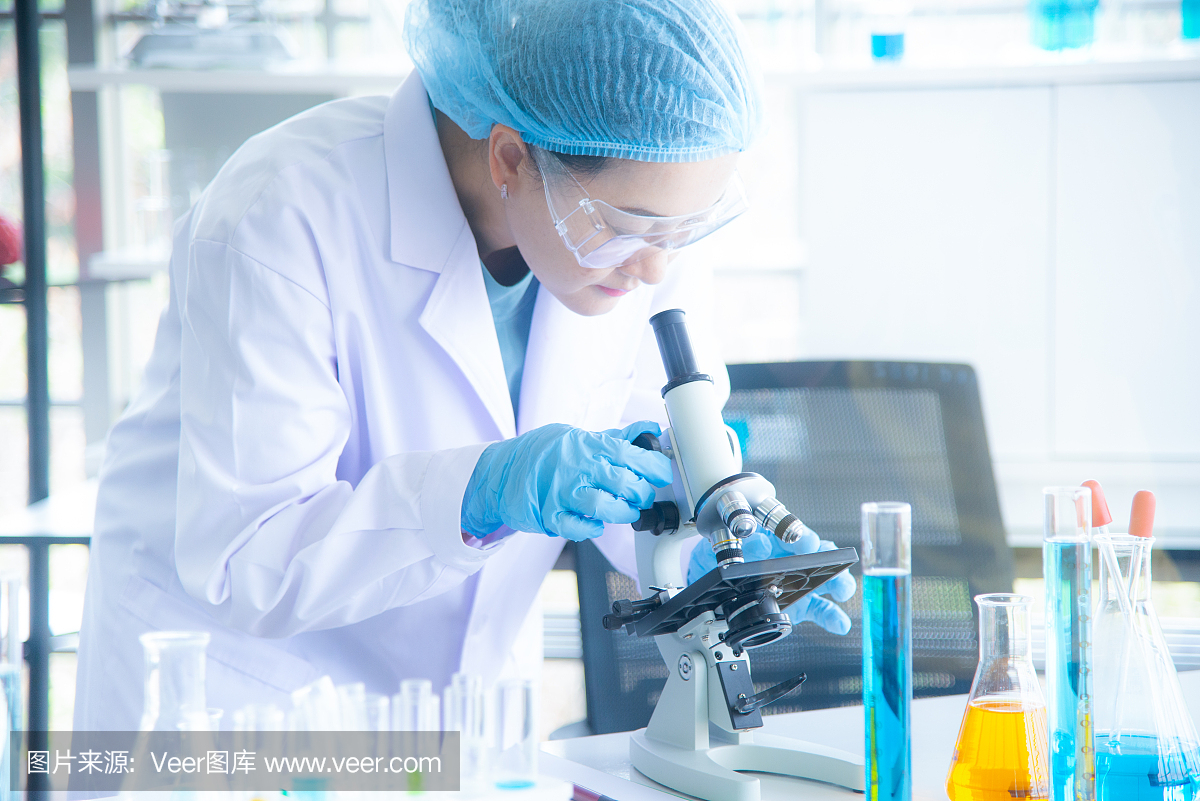 亚洲女性科学家、研究员、技术员或学生使用显微镜进行研究或实验,显微镜是医学、化学或生物实验室的科学设备